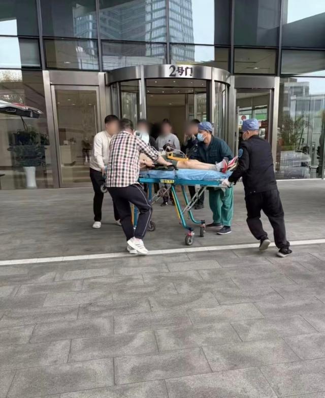 张雪峰被曝用ECMO急救，疑似上救护车前画面公开，穿短裤运动鞋