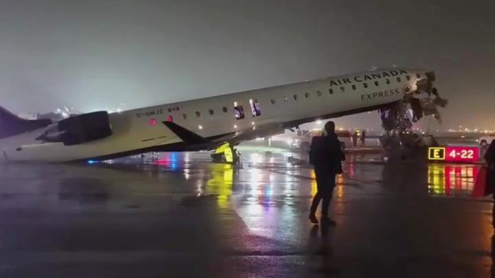 纽约一机场发生飞机与车辆相撞事故