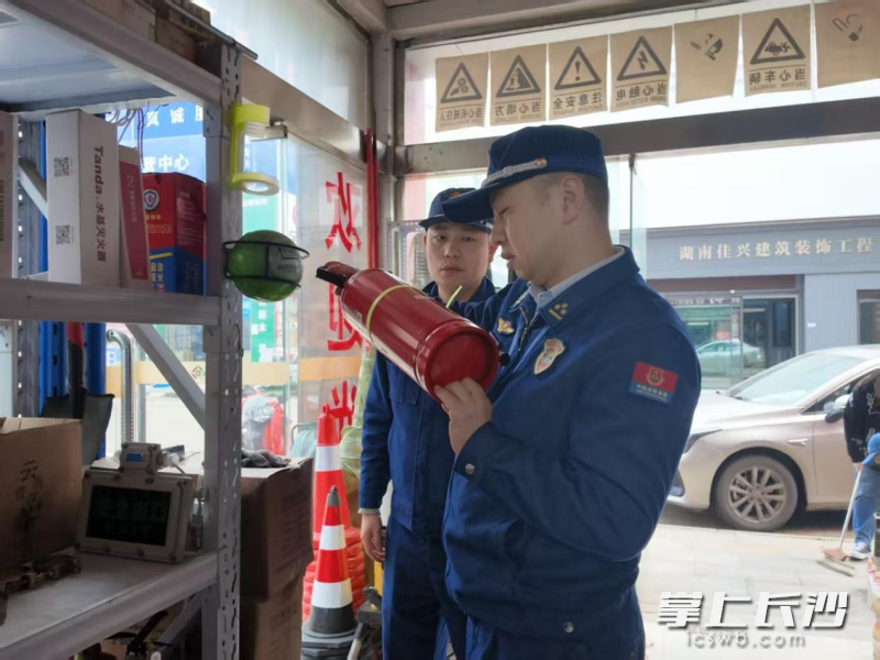 图为执法人员在检查。 长沙晚报通讯员 方圆 摄