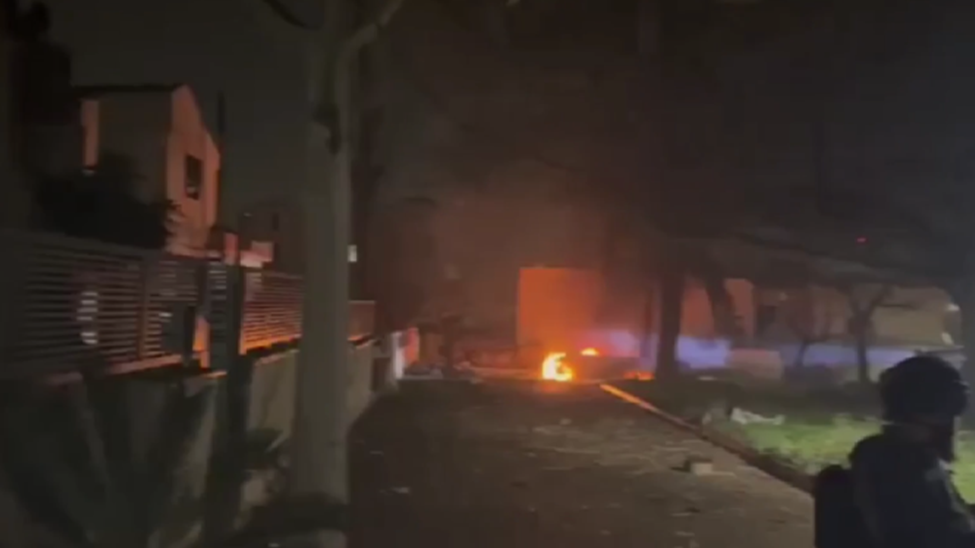 现场视频！以色列迪莫纳被伊朗导弹“直接击中”，附近有敏感核设施