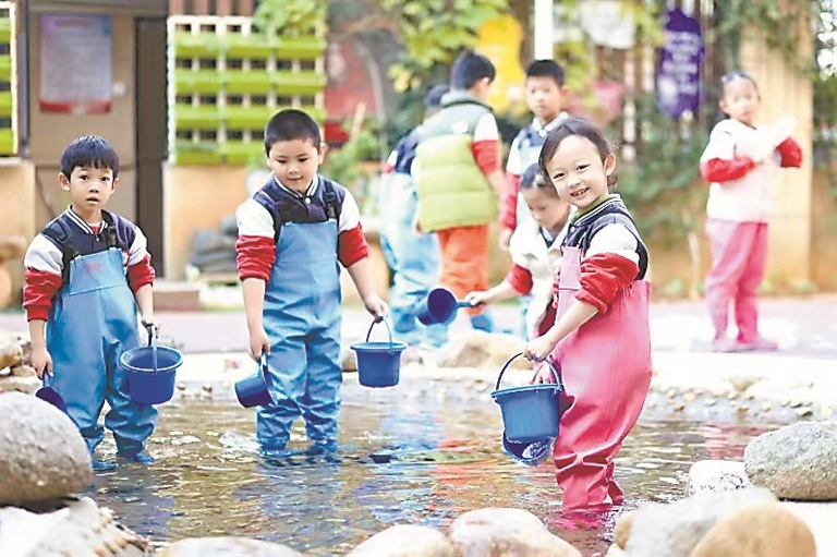 南昌市城北幼儿园内,孩子们在进行户外游戏活动。