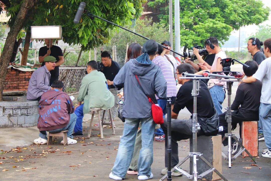 图：精品短剧《一院俩妈》在乐平镇尹边村取景拍摄