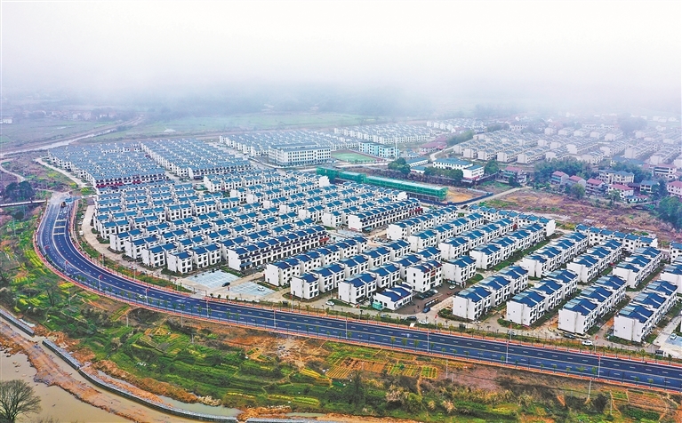 昔日零散村居变为整齐安置房小区,学校、医疗、文化广场、商贸中心一应俱全。