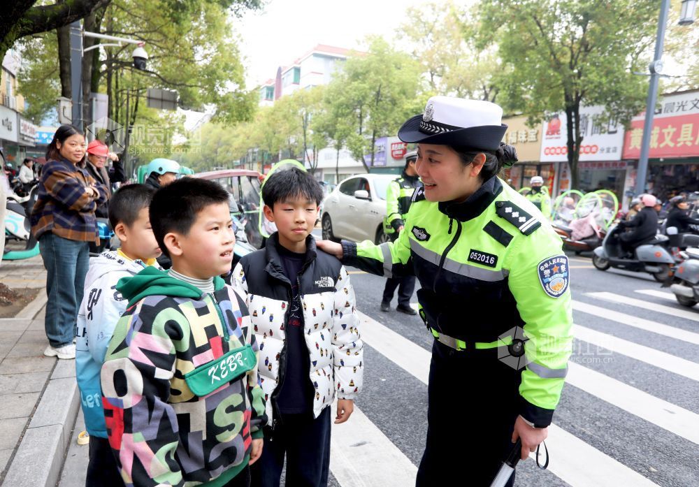 江西分宜：站好“护学岗” 守护“成长路”（图）