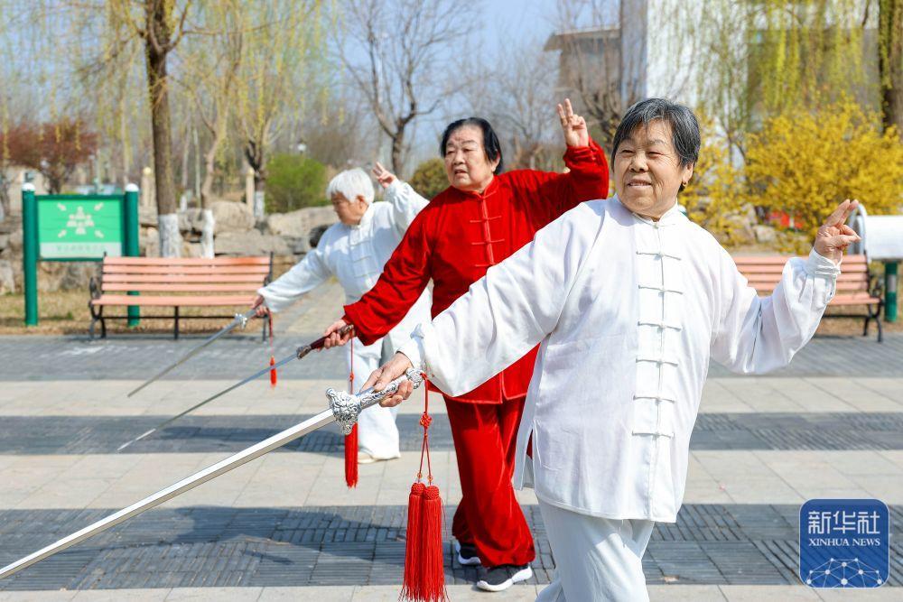 3月25日，在聊城市财金健康颐养中心，老人们在练习太极剑。新华社发（马红坤 摄）