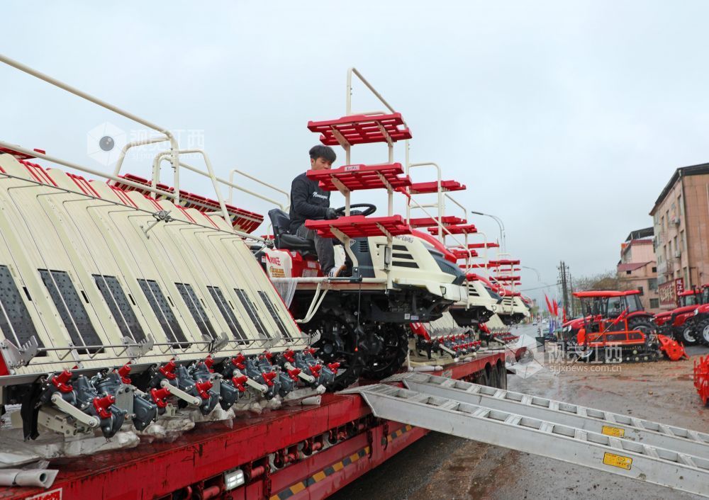 2026年3月26日，江西省吉安市泰和县振兴农机有限公司员工正从大货车上卸载插秧机。