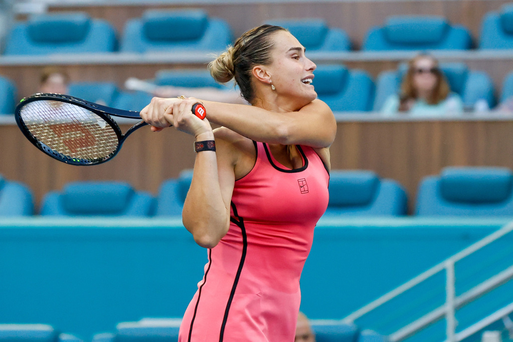 萨巴伦卡再度击败郑钦文