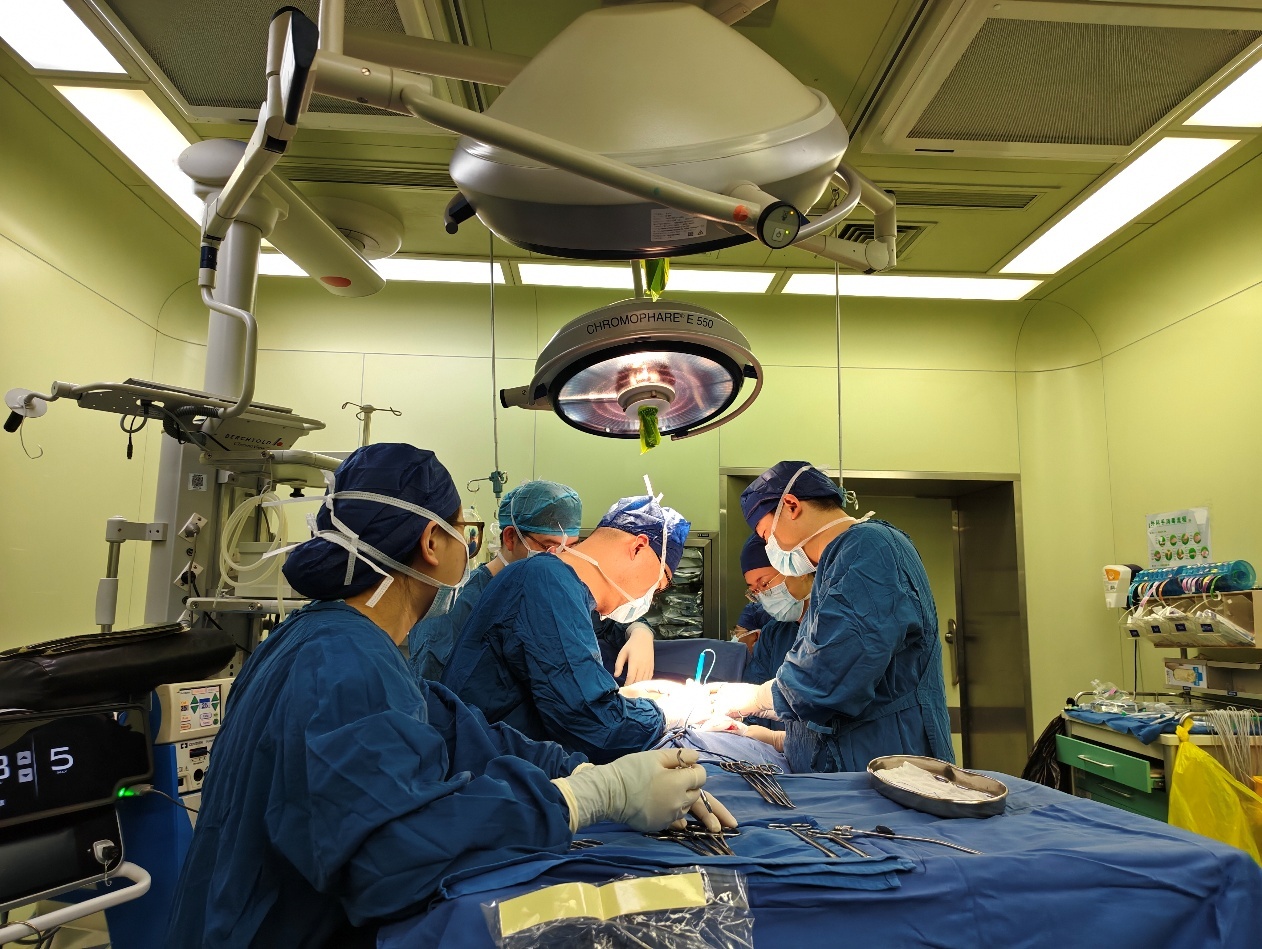 中大医院甲状腺外科王栋副主任医师带领团队为患者手术