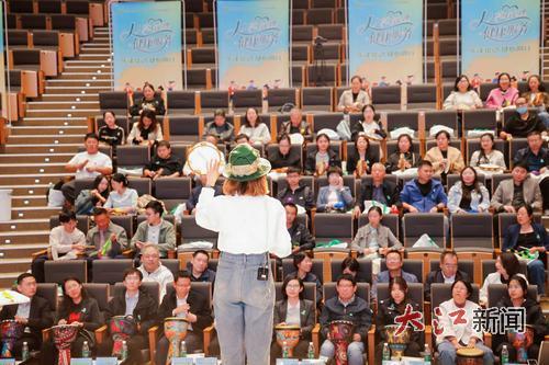 江西中医药大学音乐治疗专业优秀毕业生宋黎在北京做有关心理健康的互动式音乐活动。（图片由江西省中医药大学供图）