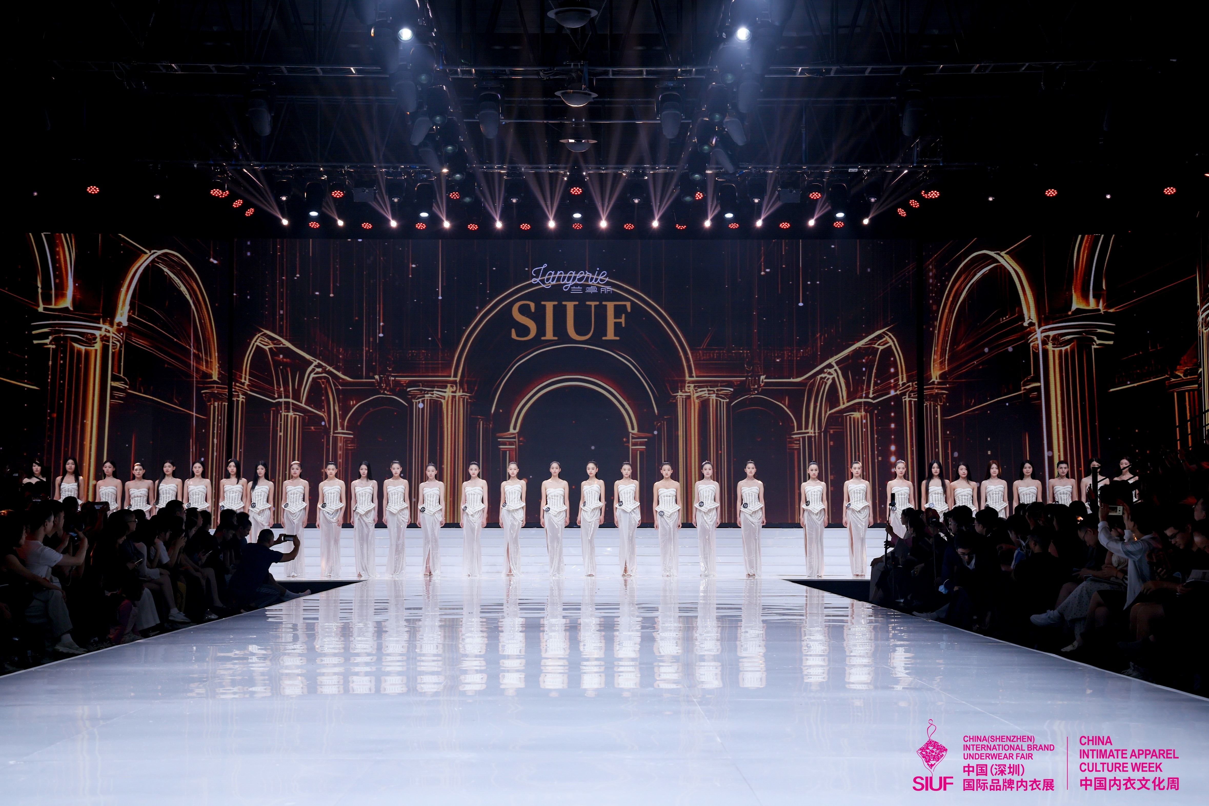 从“超模看深圳”到荣耀加冕，第十三季SIUF国际超模大赛总决赛闪耀鹏城
