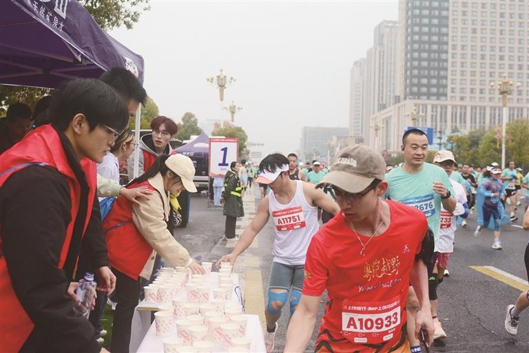 志愿者为参赛者提供暖心服务。