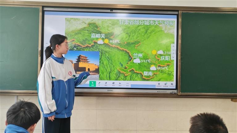 学生进行AI天气播报