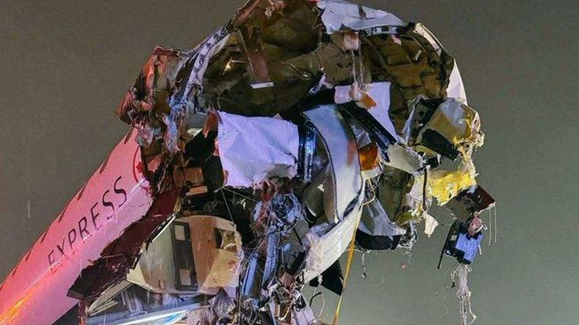 纽约机场载80人客机与消防车相撞，塔台狂喊消防车“快停车”，飞机驾驶舱撞成碎片，机长和副机长死亡