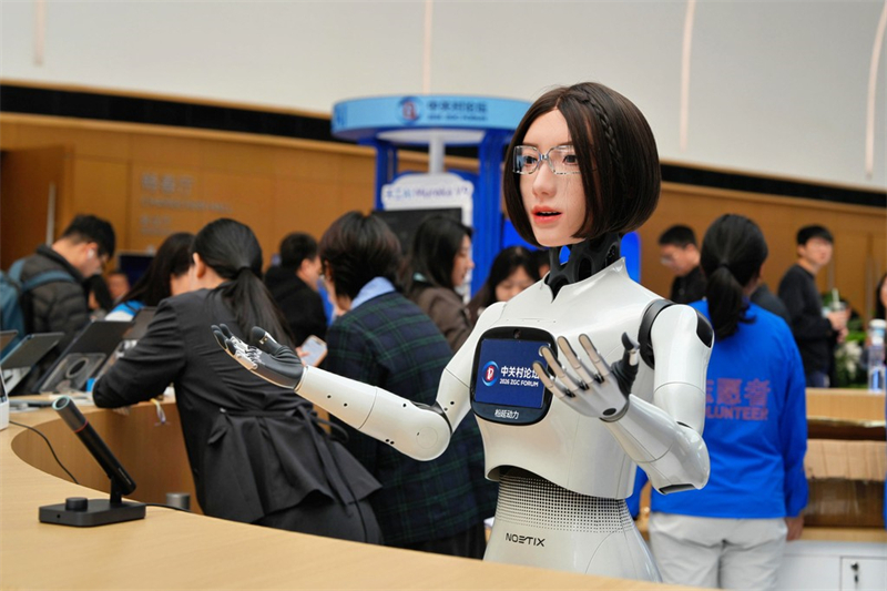 3月26日，在中关村国际创新中心，迎宾机器人“小诺”在进行自我介绍。