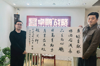 卓鹏战略十年大考交卷《穿越窄门》主题演讲 田卓鹏首发“十五五”酒业淘汰与进化生存图谱