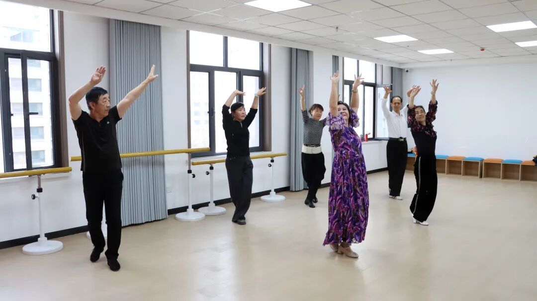 △居民们在社区舞蹈室练舞