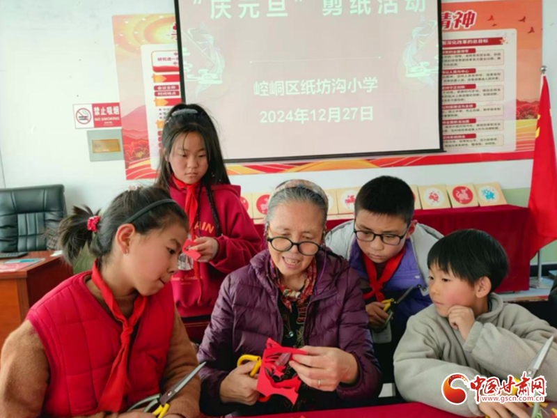 王茵教孩子们做剪纸