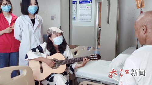 江西中医药大学音乐治疗专业师生为肿瘤患者进行音乐治疗