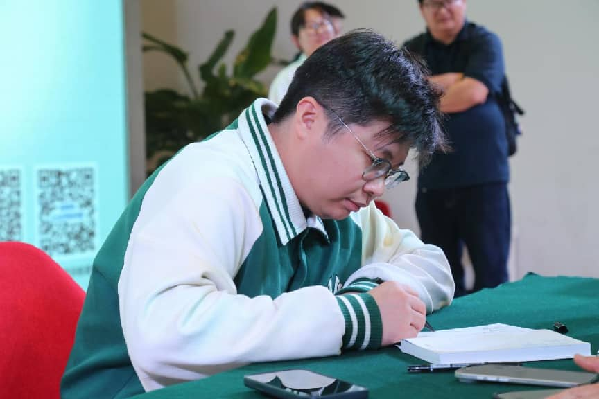 深圳新书首发：严伯钧预言AI或成“人类最后一项发明”，呼吁拥抱“超人”时代