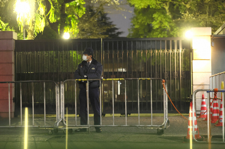 23岁、3等陆尉、4楼翻墙跳入…日本男子擅闯中国大使馆威胁杀人，更多细节曝光