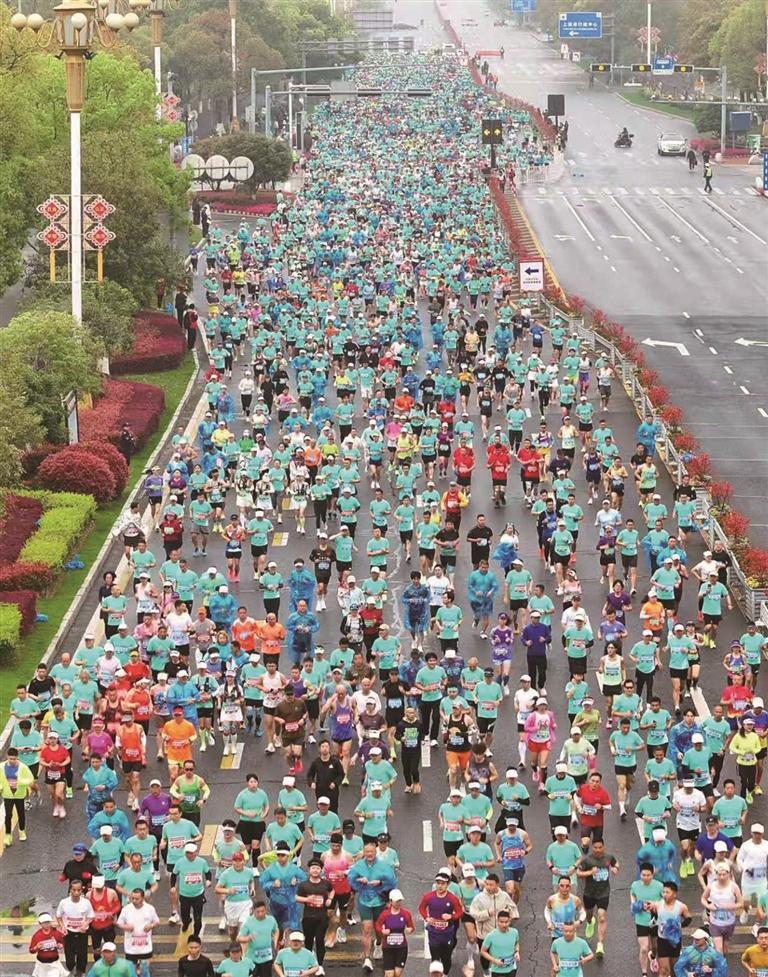 万名选手从起点出发，汇成一片彩色的奔跑浪潮。