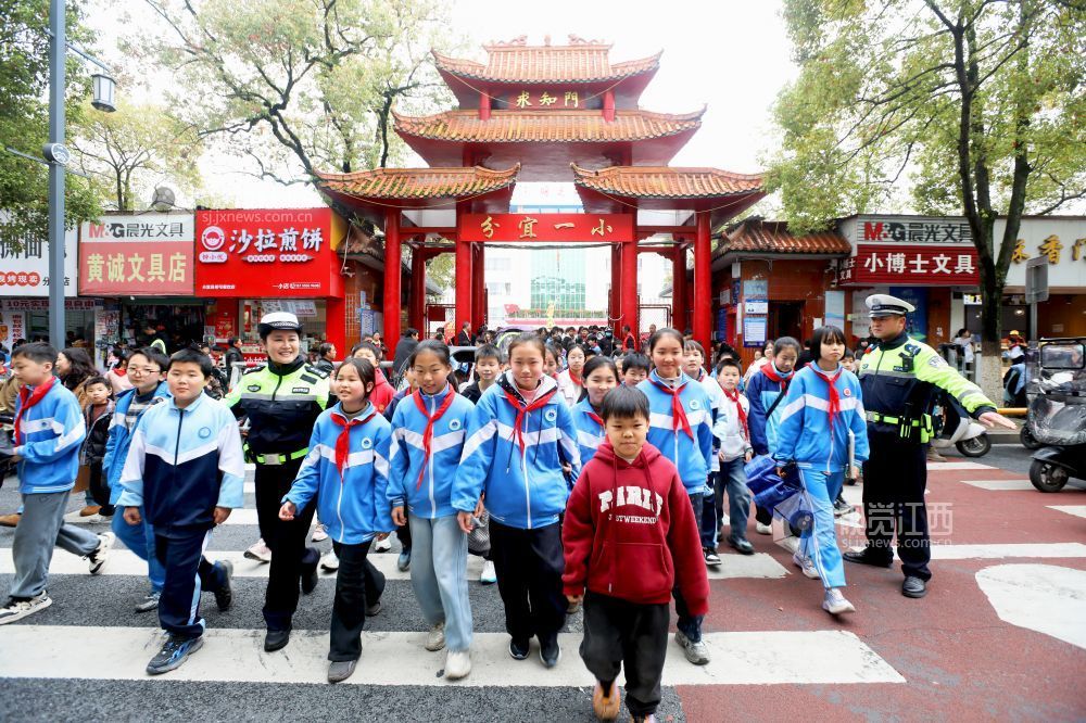 江西分宜：站好“护学岗” 守护“成长路”（图）