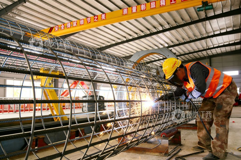 2026年3月26日，江西交投交工7标承建长赣高铁遂川段施工现场机械轰鸣、焊花飞溅，钢筋笼加工、泥浆检测、混凝土浇筑等工序有序开展，全力推进桥梁桩基施工，为线路早日通车筑牢根基。