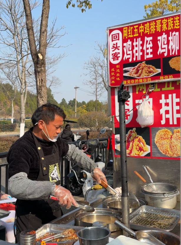 “鸡排嫂”的侄子余小民,图片摄于2026年1月23日。除标注外,本文图片均由澎湃新闻记者吴怡 摄