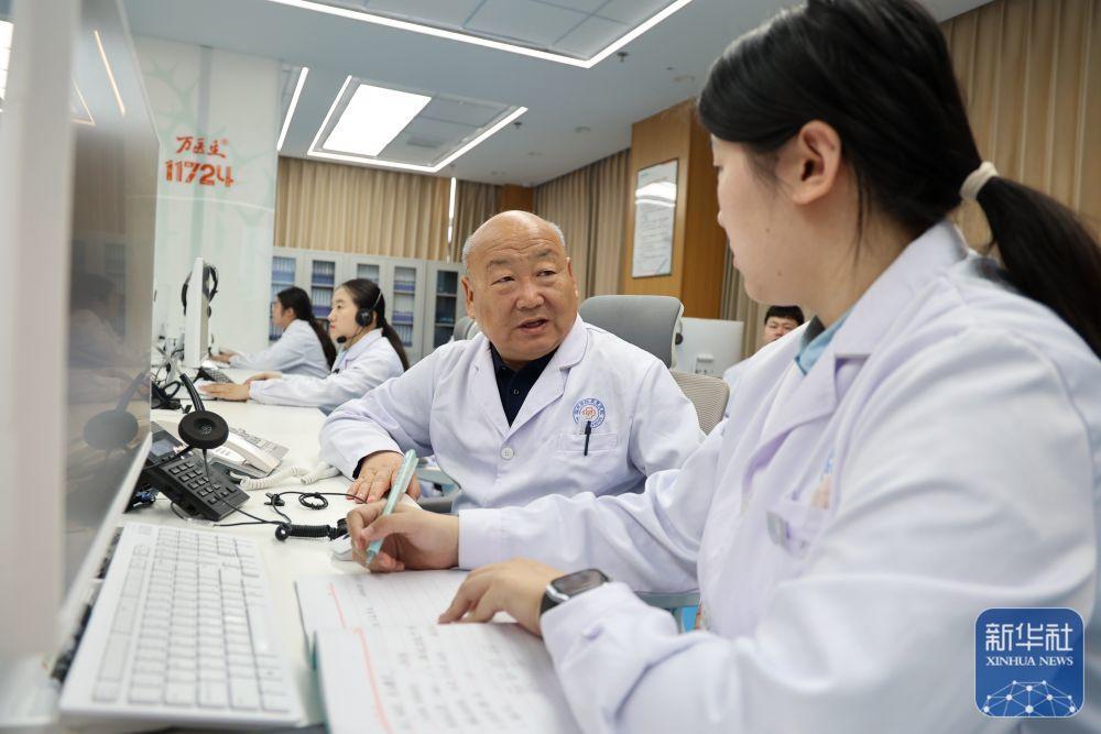 3月23日，在滨州市高新区万物生“医康养居示范社区”的智能数字中心，医生通过健康系统数据对老人身体状况进行会诊。新华社发（初宝瑞 摄）