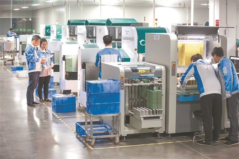 萍乡市丰达兴线路板制造有限公司生产车间内，工人在检测线路板。