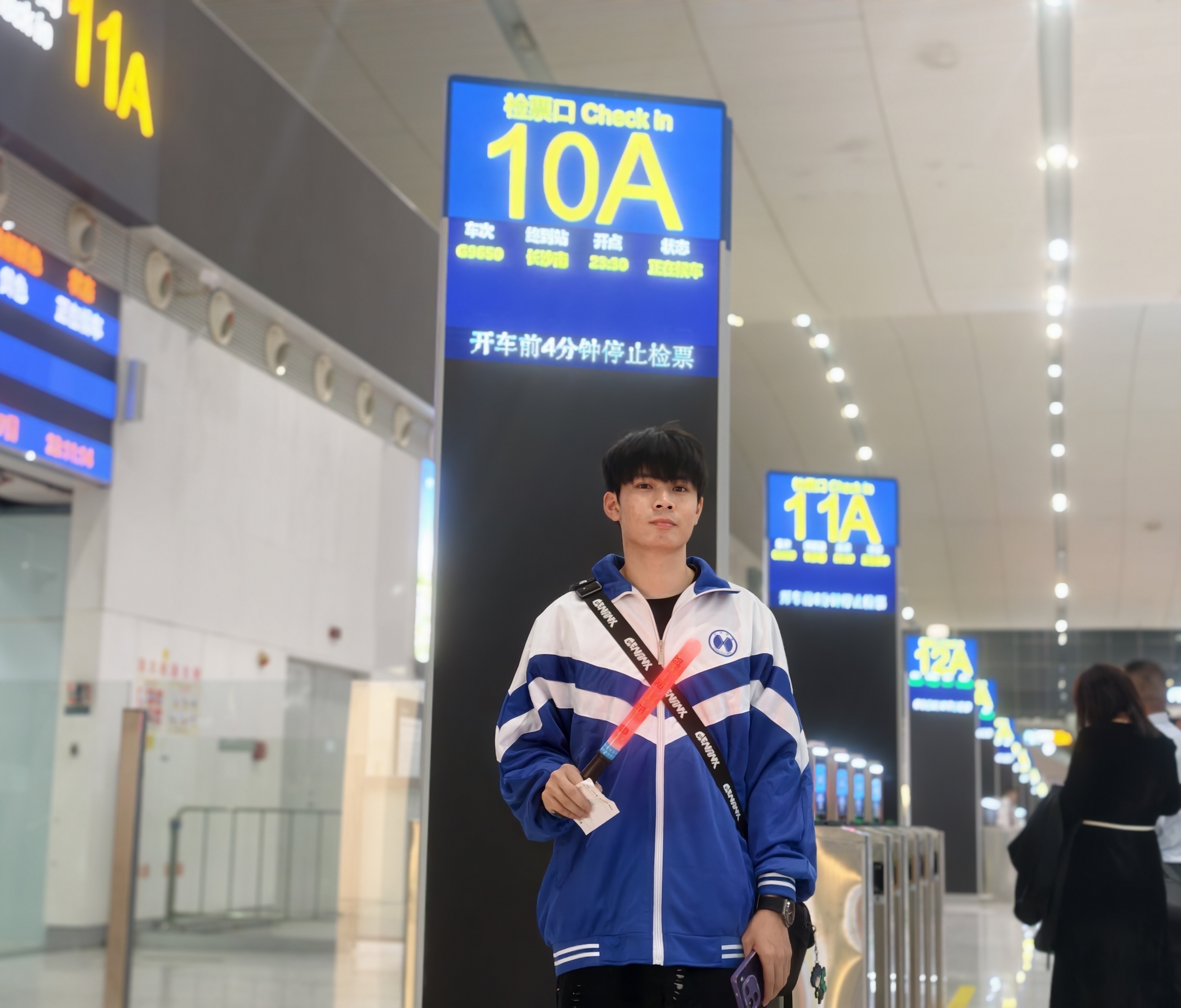 深圳铁路深夜加开“歌迷专列”：让热爱不“留宿”