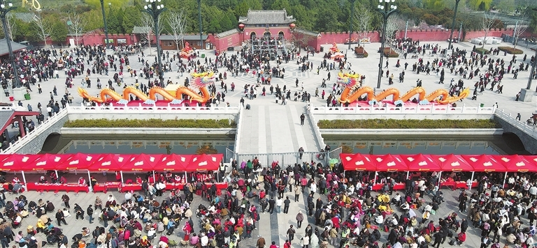 3月20日,农历二月初二,流传千年之久的太昊陵庙会盛大开幕,庙会现场火爆,人潮涌动。 记者 白周峰 摄