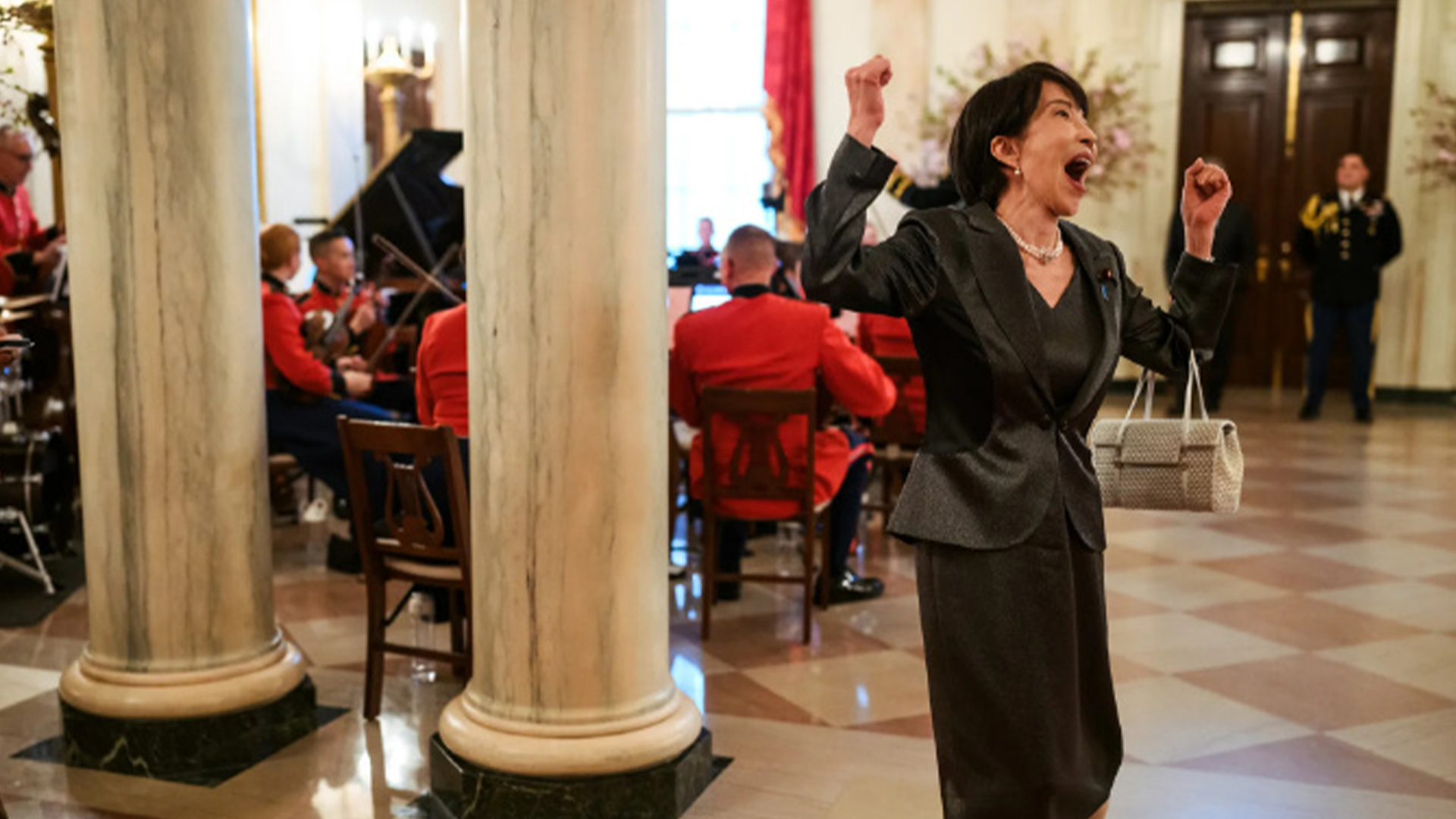 跳舞、咧嘴、神态夸张！白宫官网发布高市早苗访美照片，大量日本网友直言观感不适，批评其对美外交姿态卑微，损害国家形象