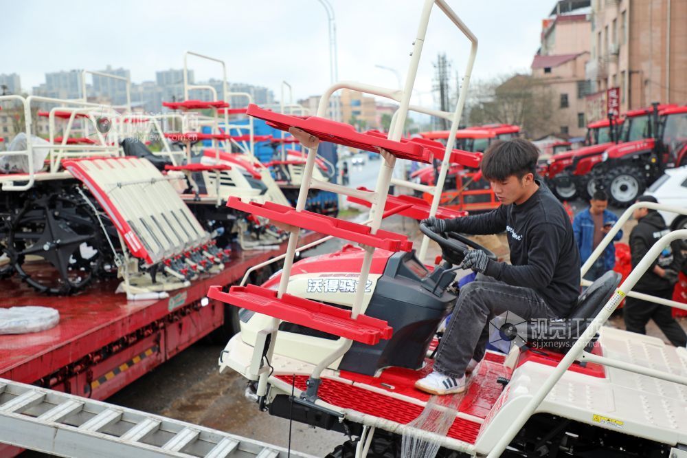 2026年3月26日，江西省吉安市泰和县振兴农机有限公司员工正从大货车上卸载插秧机。