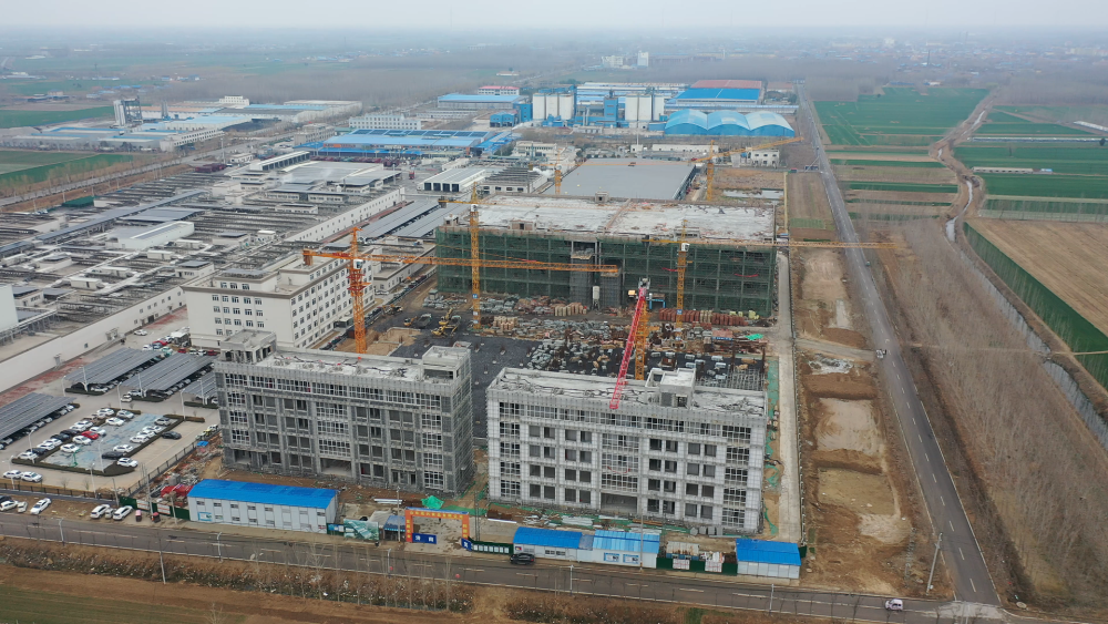 “山东晟兴食品有限公司3万吨鲜食食品智慧冷链项目(二期)”建设现场。(王浩 摄)