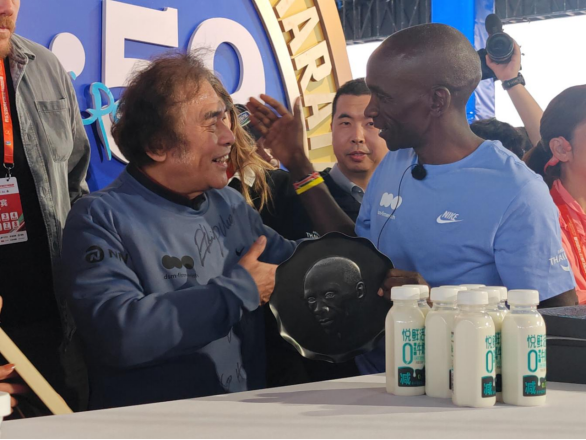 郭氏铁板浮雕传承人郭海博赠送埃鲁德&middot;基普乔格铁板浮雕人物像