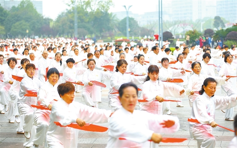 九江785人共舞太极扇庆祝首个“国际太极拳日” 最大年龄