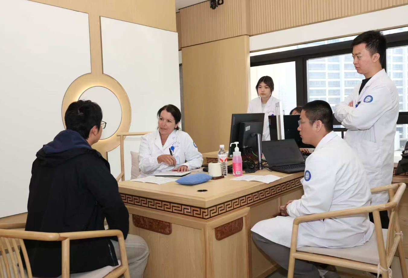 澳籍专家的康复指导门诊连开两周 国际化门诊让市民耳目一新