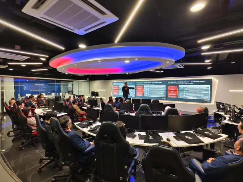 2025年4月14日，研修班师生走进香港资讯科技学院开展访学交流