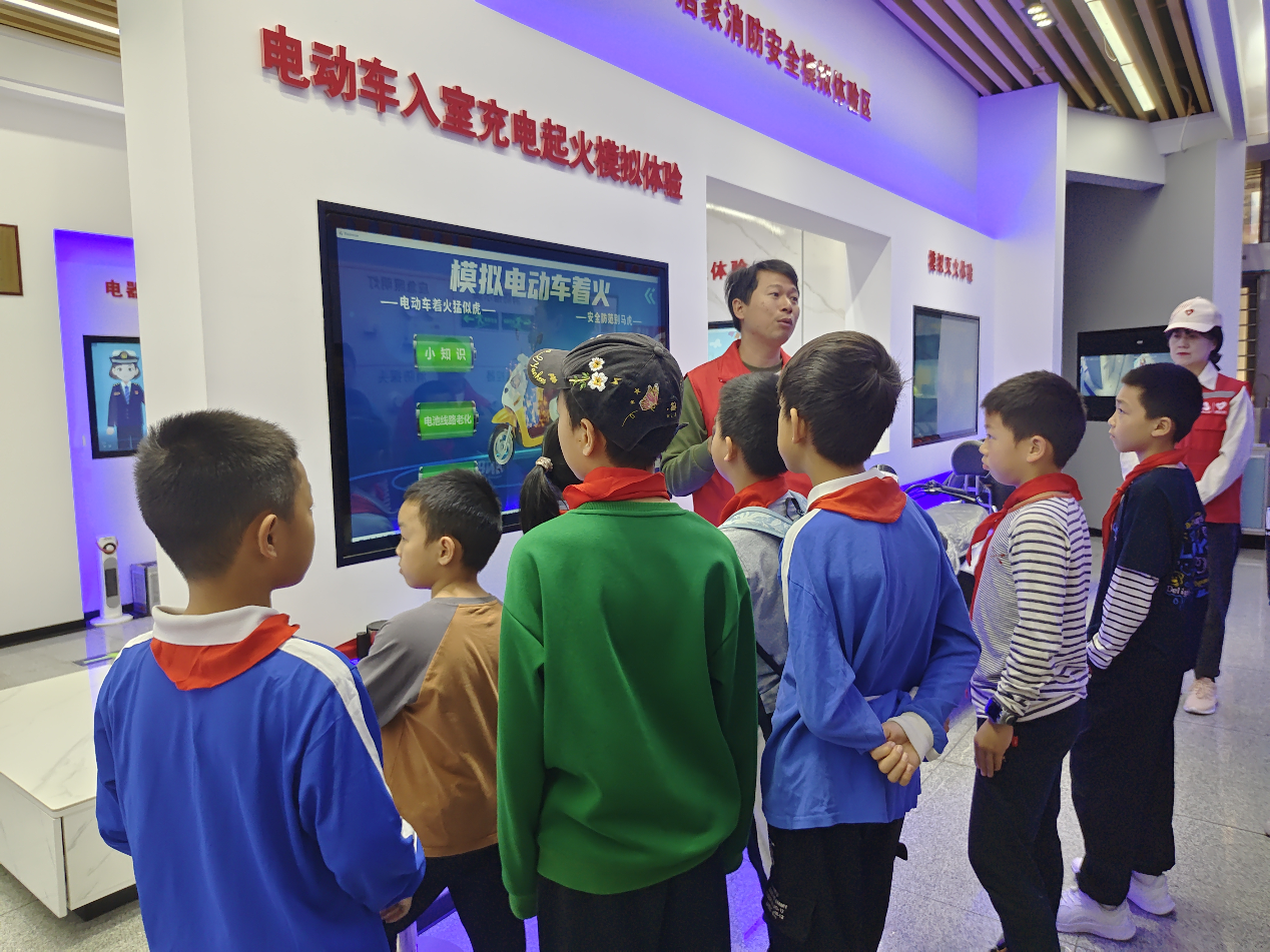 “烟火流塘&middot;青春研学行”流塘社区开展消防安全体验暨学雷锋志愿服务活动