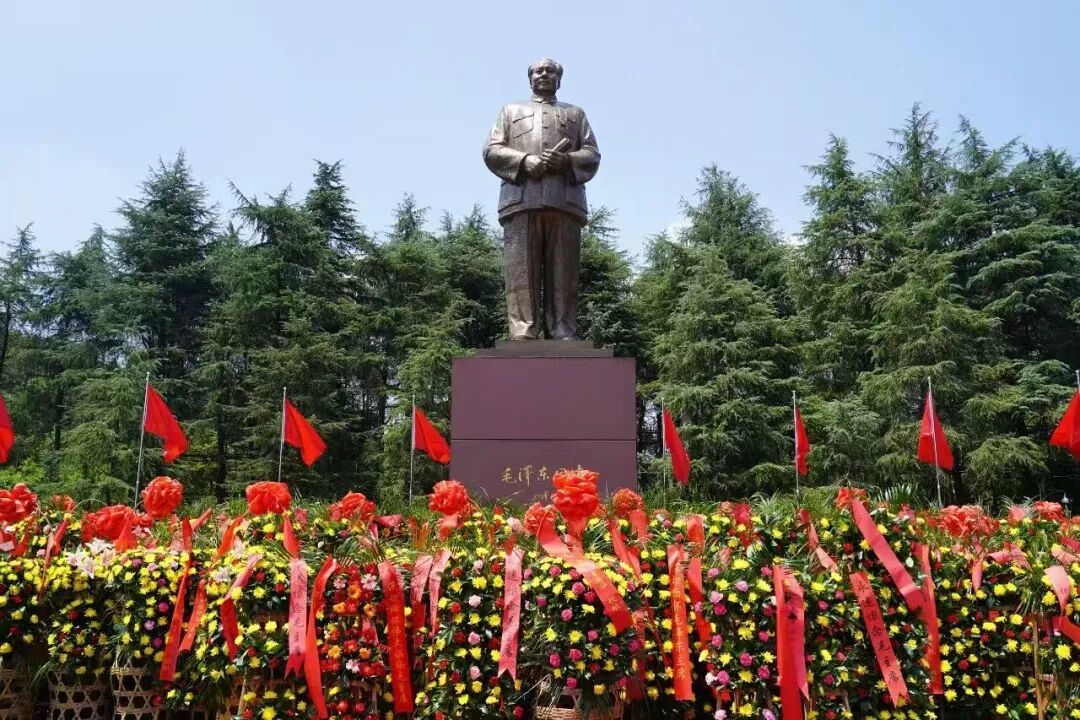 毛泽东铜像。图/黄卓