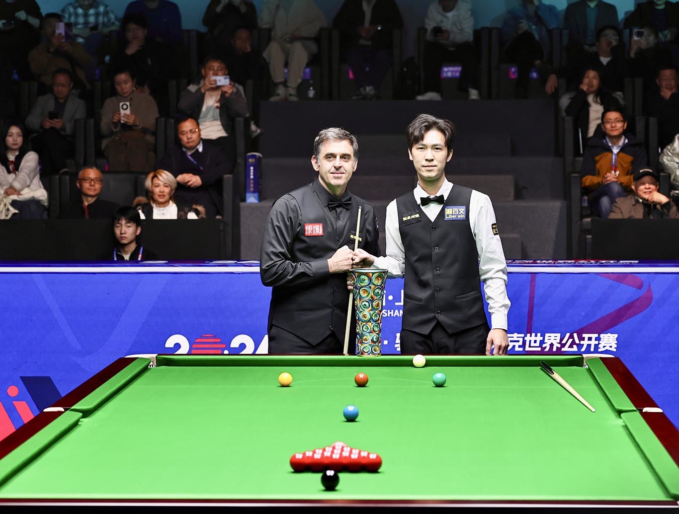 ▲2026斯诺克世界公开赛决赛，“火箭”罗尼&middot;奥沙利文（左）对阵泰国名将塔猜亚&middot;乌努。
