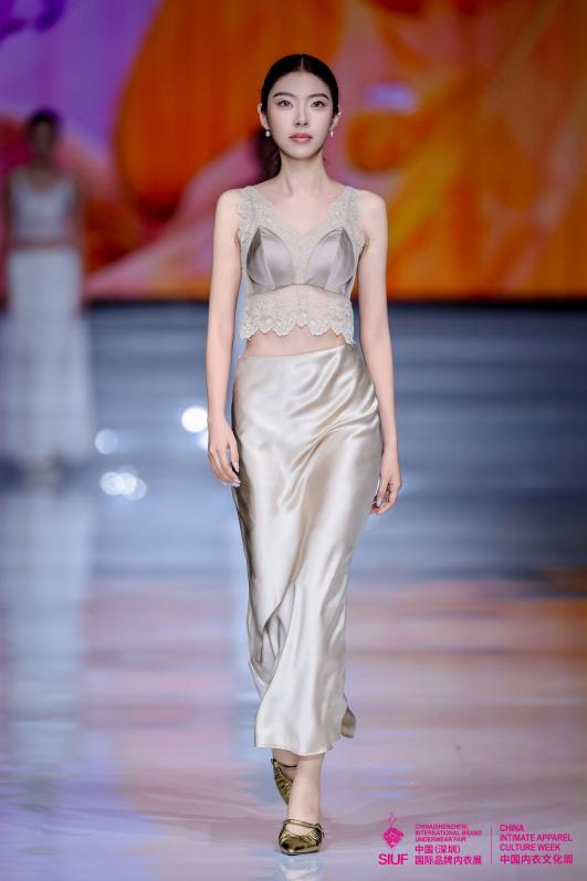 BEST基础打底类创新大奖:互语《真丝凉感吊带背心》