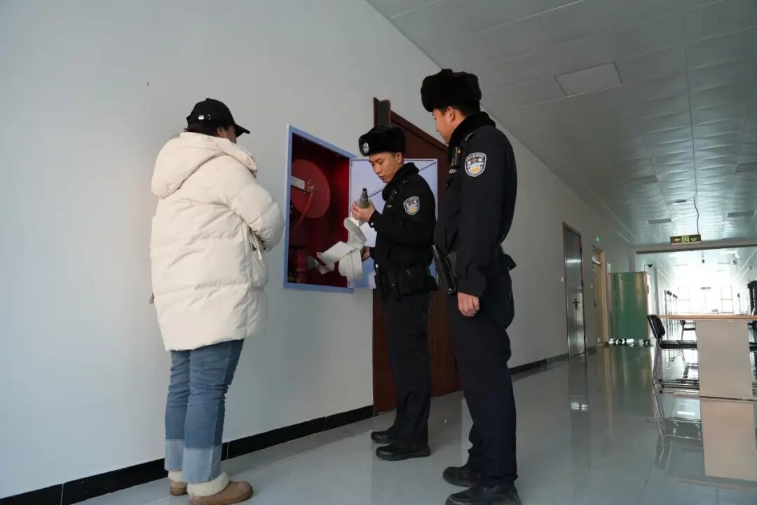 民警李洪龙（左二）在马旭文博艺术中心检查消防设施