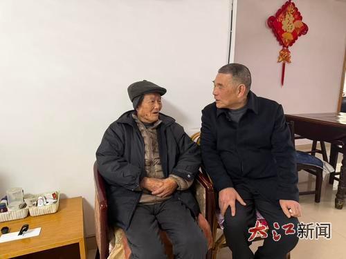 百岁老人陈作福（左）和儿子陈和平