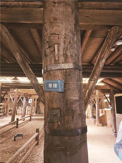 施工团队采用墩接技术加固窑内的木柱子。 （全媒体记者 王姝 摄）