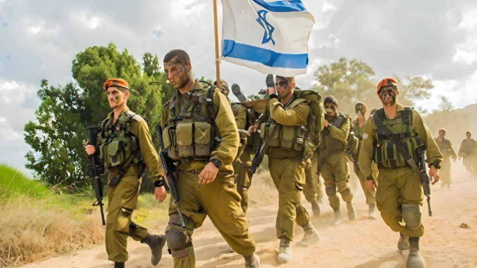 据相关规定，在非紧急状态下，以军通常需提前较长时间发出征召通知，且服役期限受到限制。