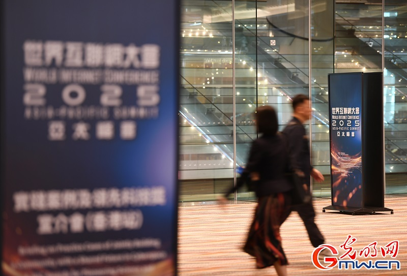 2025年4月13日，工作人员在香港会议展览中心筹备亚太峰会。