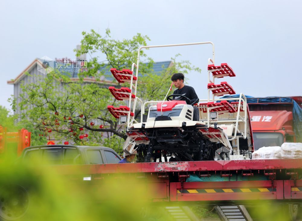 2026年3月26日，江西省吉安市泰和县振兴农机有限公司员工正从大货车上卸载插秧机。