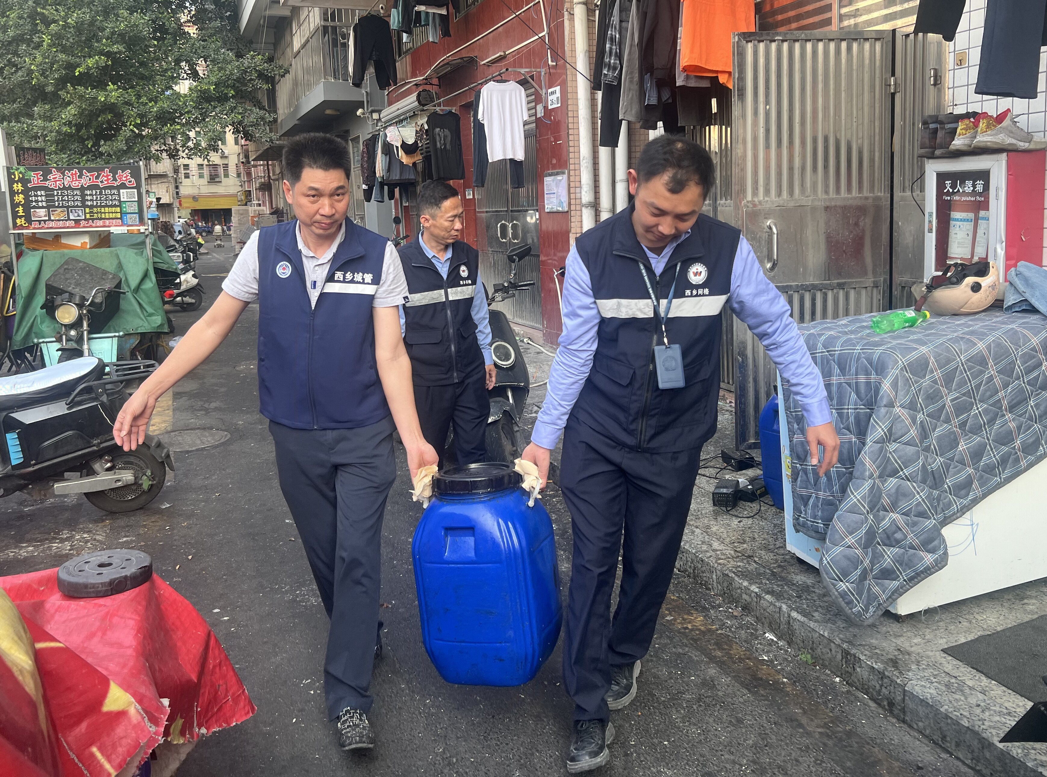 小网格筑牢安全防线 西乡网格“吹哨报到”精准协查地沟油350公斤